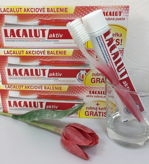 LACALUT aktiv zubná pasta a zubná kefka